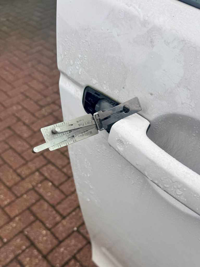 Decoding Land Rover Discovery Sport door lock to cut emergency blade in Bedlington